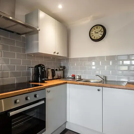 Cosy 1 Bed Flat In *
